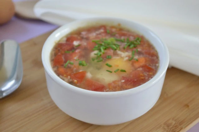 Rindsuppe mit gestocktem Ei
