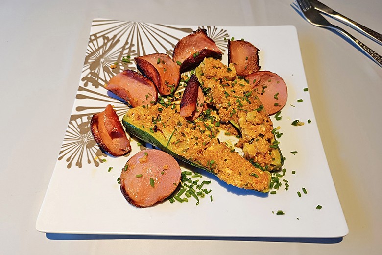 Gefüllte Zucchini mit gebratener Wurst
