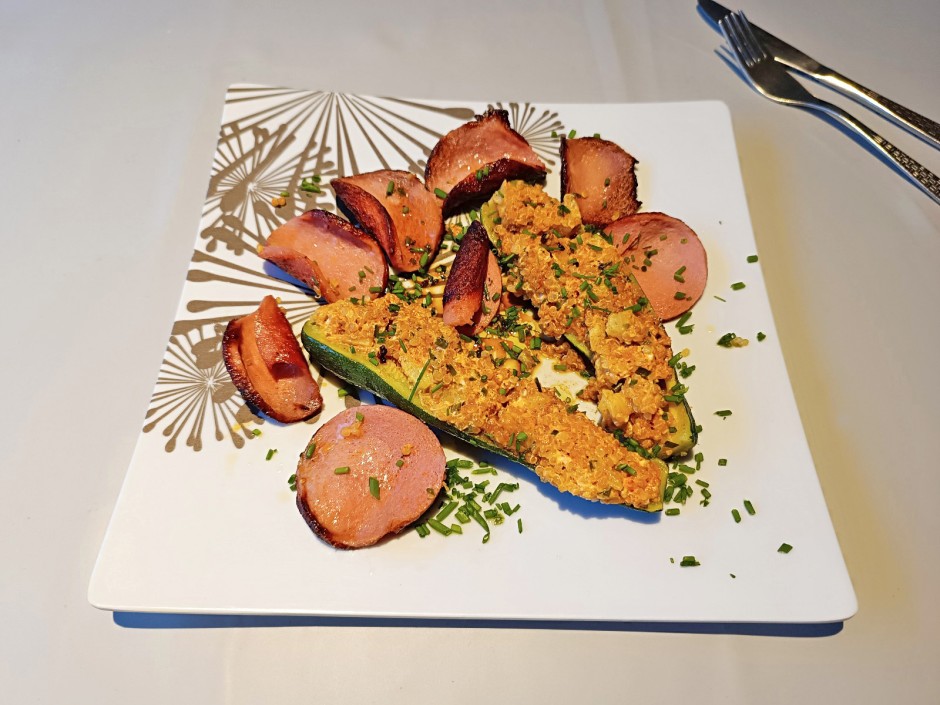 Gefüllte Zucchini mit gebratener Wurst