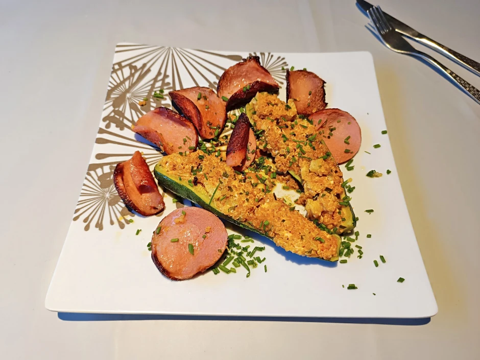 Gef&uuml;llte Zucchini mit gebratener Wurst