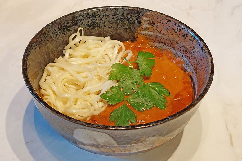 Hähnchen-Bowl mit Erdnuss-Soße