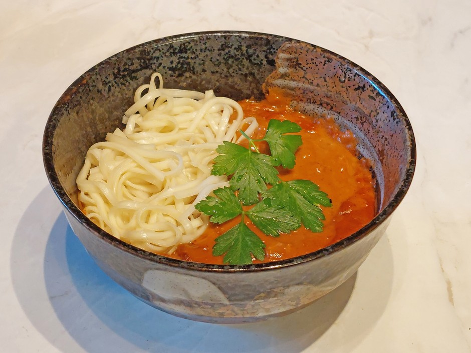 Hähnchen-Bowl mit Erdnuss-Soße