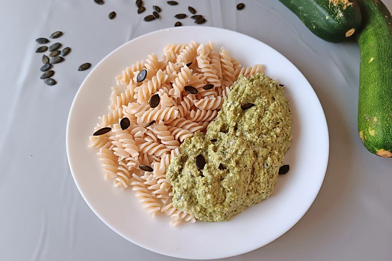 Dinkelfusilli mit Zucchini-Kürbiskern-Soße