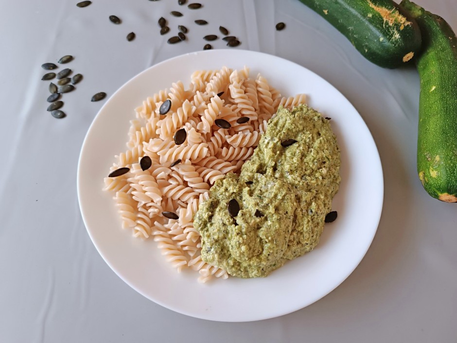 Dinkelfusilli mit Zucchini-Kürbiskern-Soße
