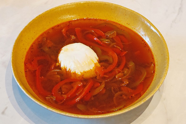 Paprikasuppe mit Ei