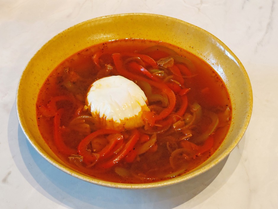 Paprikasuppe mit Ei