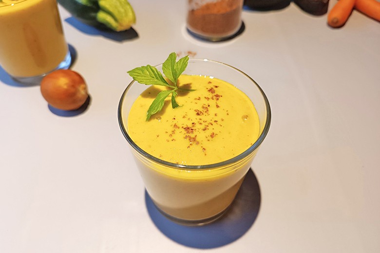 Milchkefir-Gemüse-Smoothie mit Avocadokern-Pulver