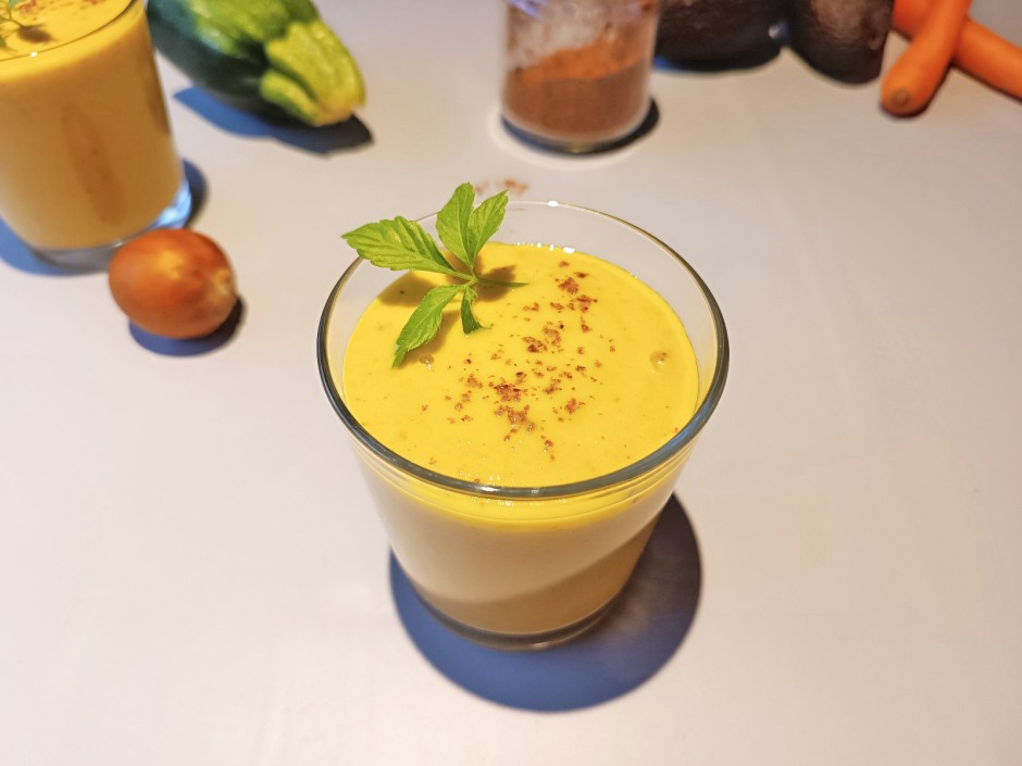 Milchkefir-Gemüse-Smoothie mit Avocadokern-Pulver