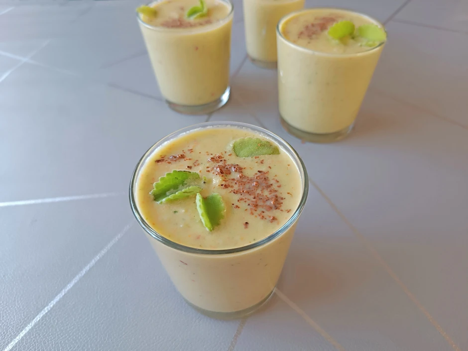 Gemüse-Apfel-Smoothie mit Jamaika-Thymian