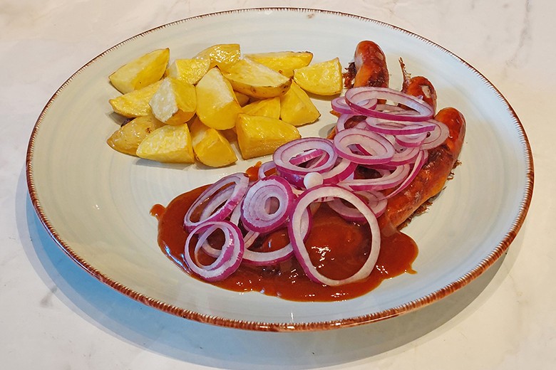 Käsekrainer mit Curryketchup und Zwiebeln
