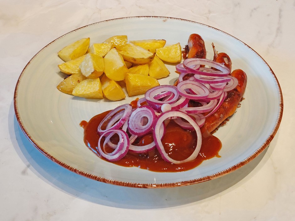 Käsekrainer mit Curryketchup und Zwiebeln