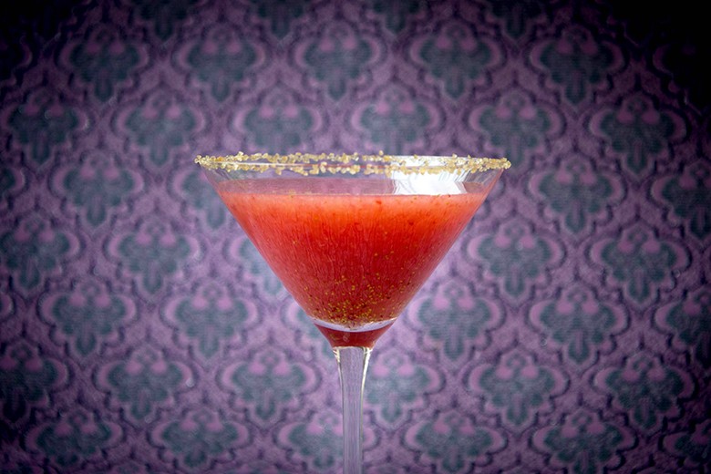Erdbeer-Cocktail mit Amaranth