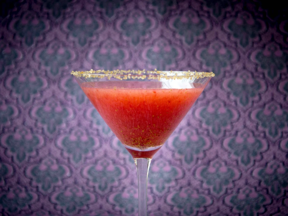 Erdbeer-Cocktail mit Amaranth
