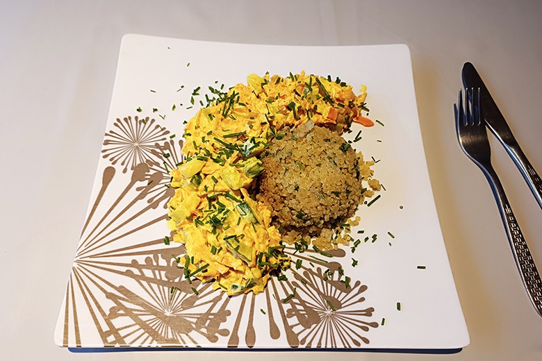 Quinoa mit Zucchini-Karottencreme