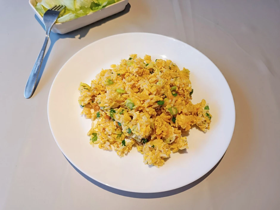 Reis mit Ei und Jungzwiebel