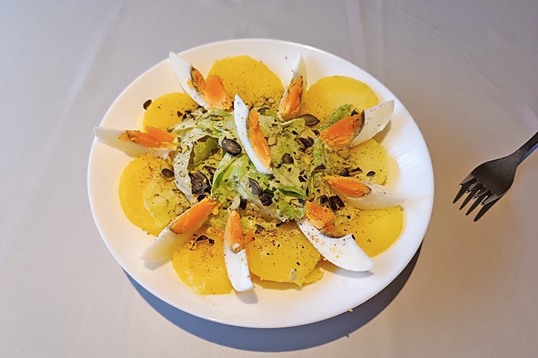 Eisbergsalat mit Ei-Salbei-Dressing