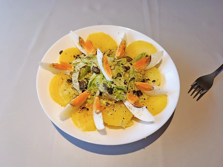 Eisbergsalat mit Ei-Salbei-Dressing