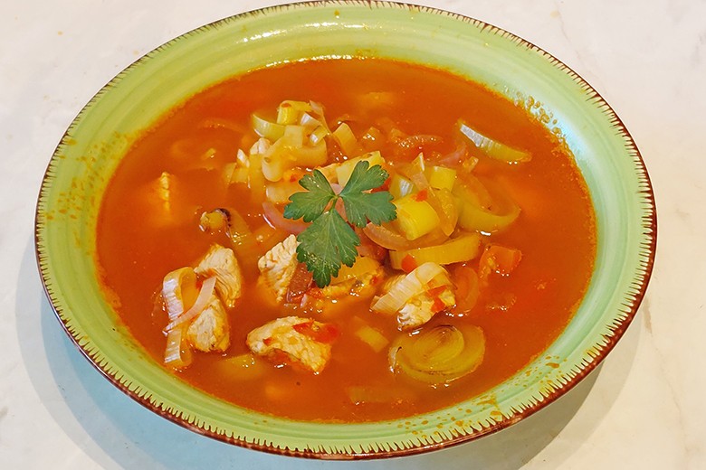 Scharfe Lauchsuppe mit Putenbrust