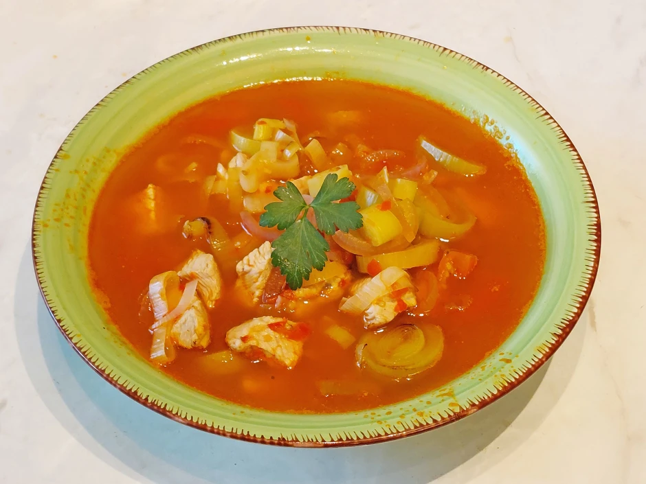 Scharfe Lauchsuppe mit Putenbrust