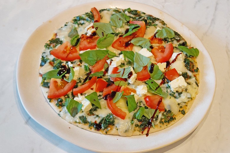 Pizza mit Spinat und Tomaten