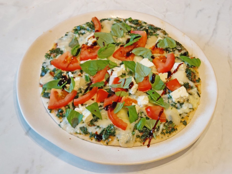 Pizza mit Spinat und Tomaten