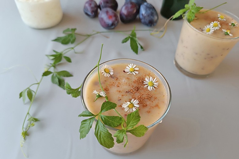 Zwetschken-Apfel-Smoothie mit Salbeisirup