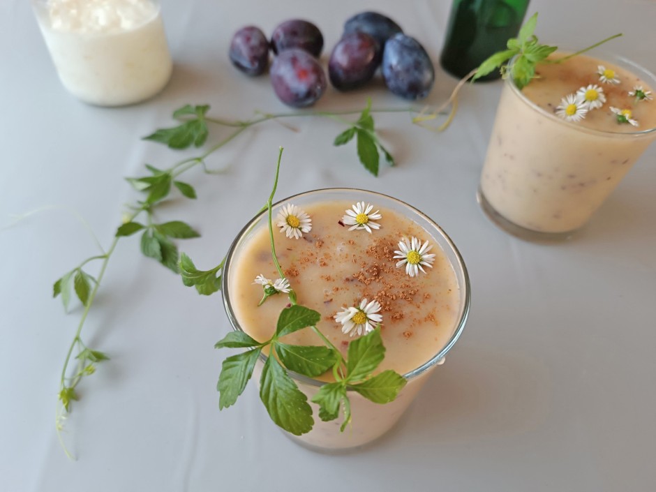 Zwetschken-Apfel-Smoothie mit Salbeisirup
