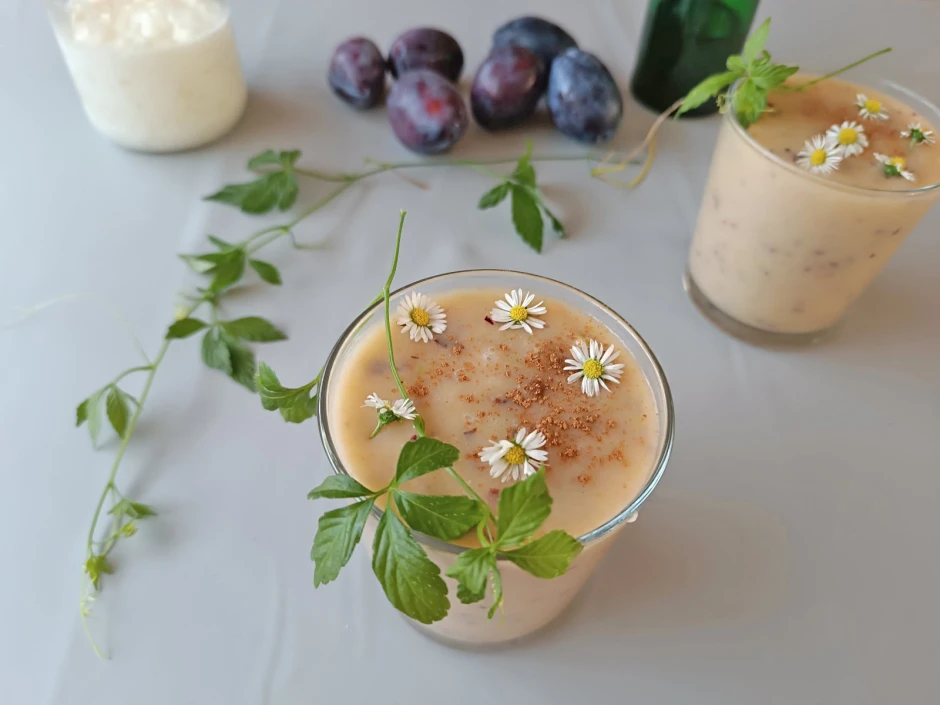 Zwetschken-Apfel-Smoothie mit Salbeisirup