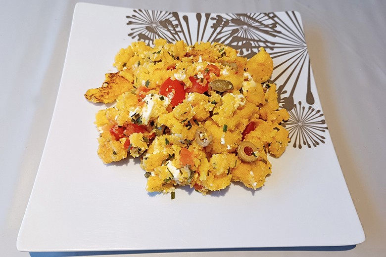 Polenta mit Oliven und Hirtenkäse