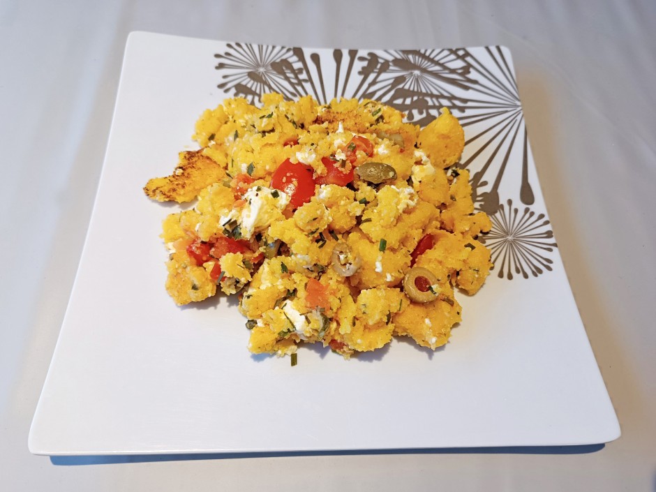 Polenta mit Oliven und Hirtenkäse