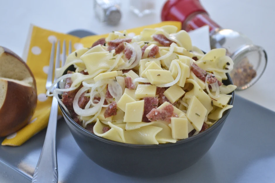 K&auml;sesalat mit Salami