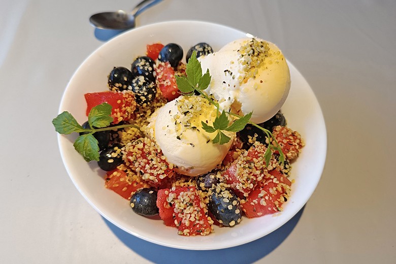 Vanilleeis mit Melone, Schwarzbeeren und Hanfsamen