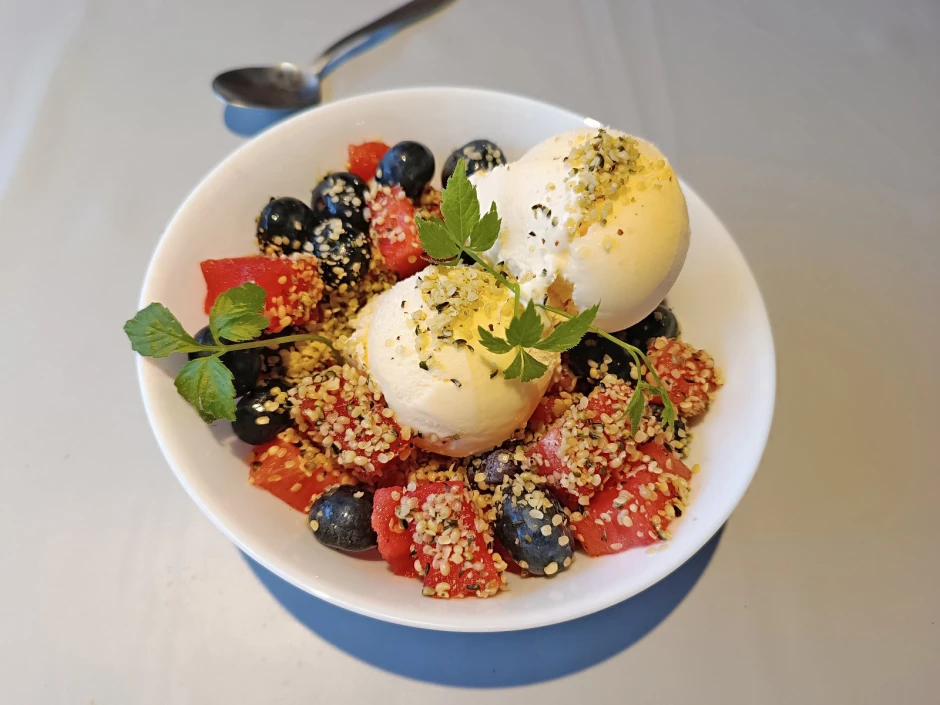 Vanilleeis mit Melone, Schwarzbeeren und Hanfsamen