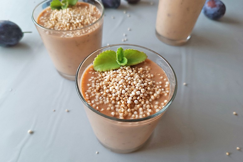 Zwetschken-Smoothie mit Quinoa Pops