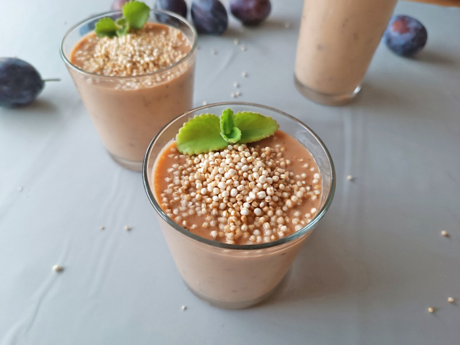 Zwetschken-Smoothie mit Quinoa Pops
