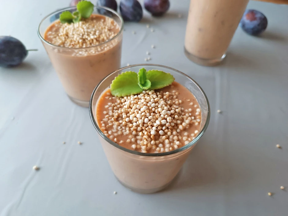 Zwetschken-Smoothie mit Quinoa Pops