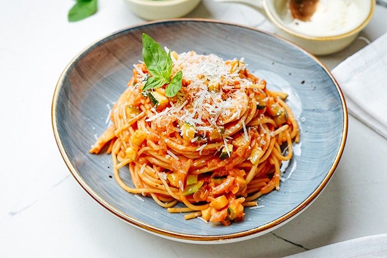 Pasta mit Tomaten-Zucchinisauce