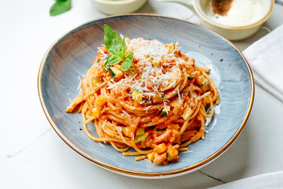 Pasta mit Tomaten-Zucchinisauce
