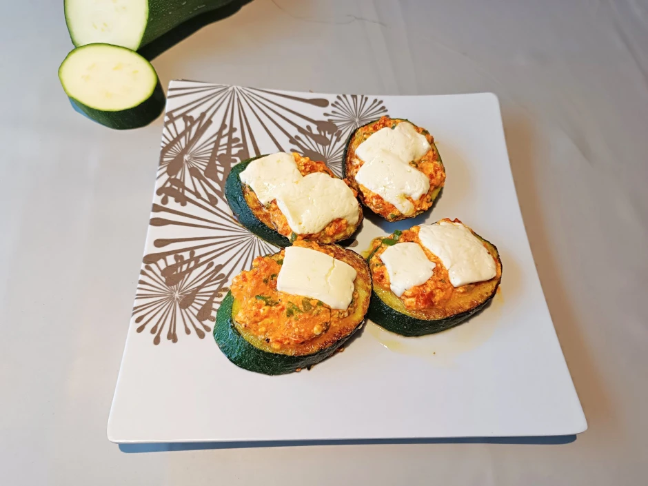 &Uuml;berbackene Zucchinischeiben mit K&auml;se