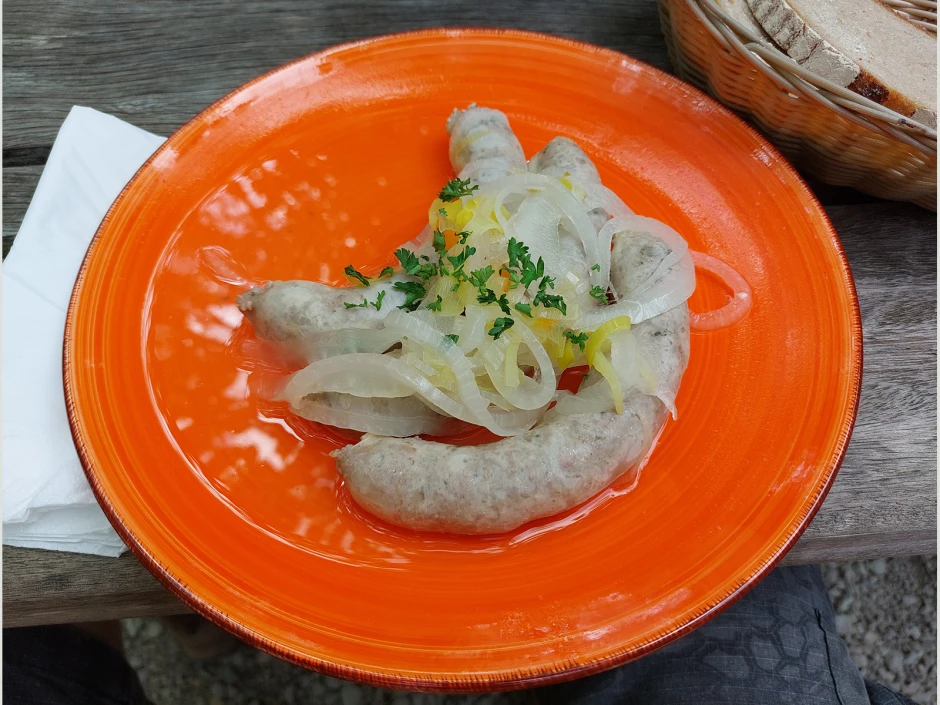 Saure Bratw&uuml;rste im Weinsud