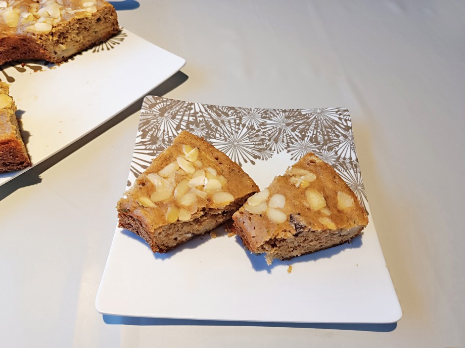 Zucchinikuchen mit Marille und Pfirsich aus dem Camping-Backofen