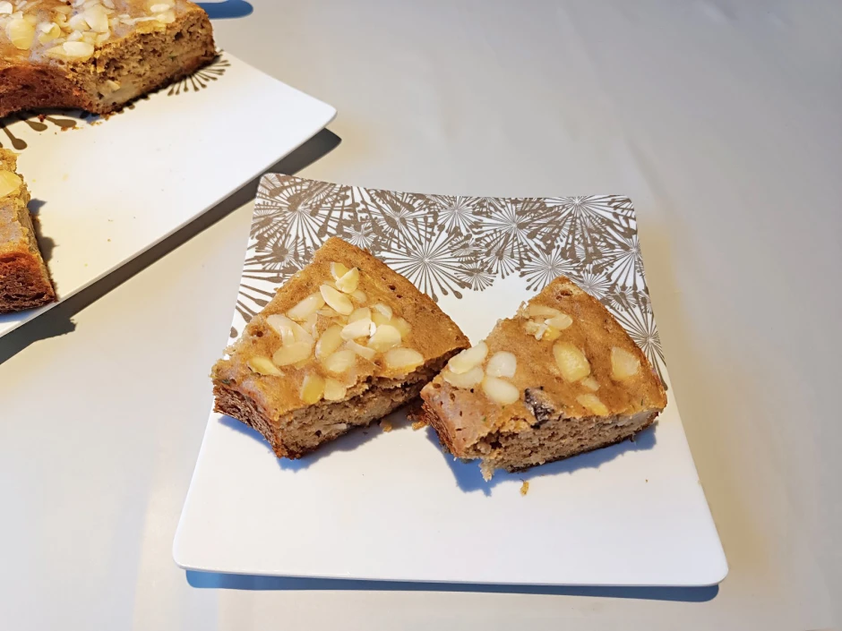 Zucchinikuchen mit Marille und Pfirsich aus dem Camping-Backofen