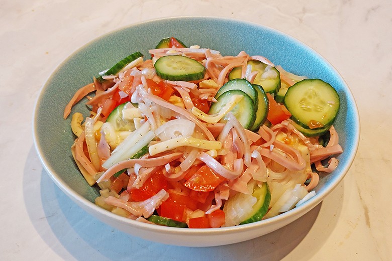 Wurstsalat mit Emmentaler