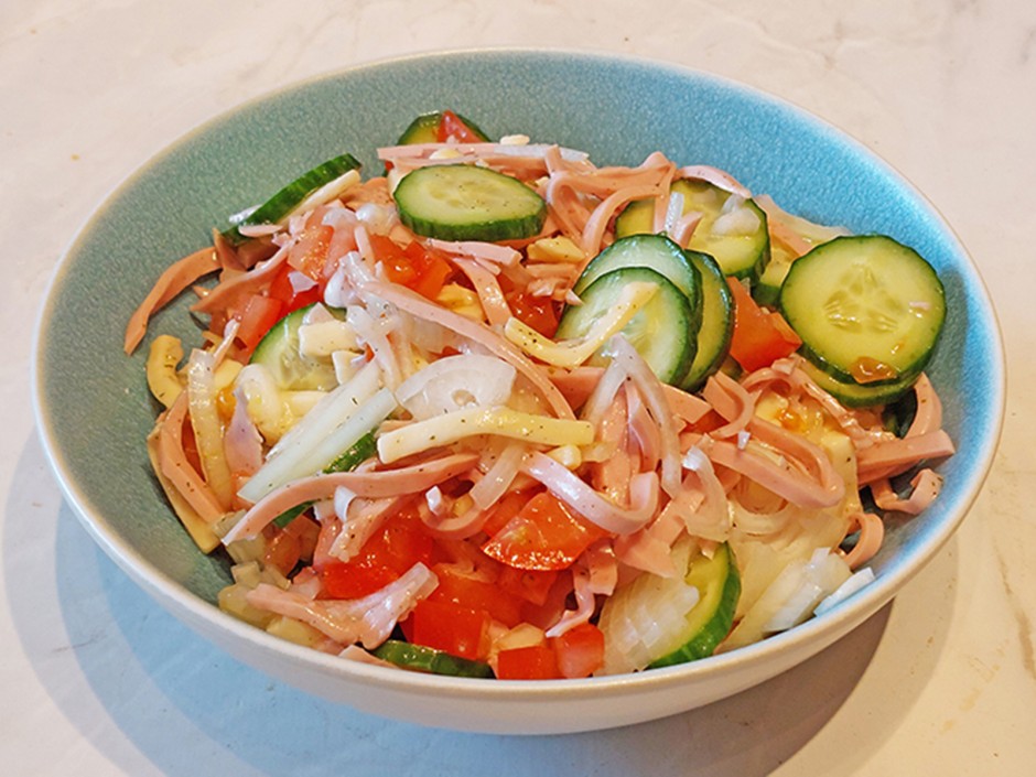 Wurstsalat mit Emmentaler