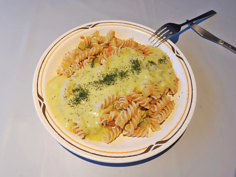 Gemüsenudeln mit Gurkensoße