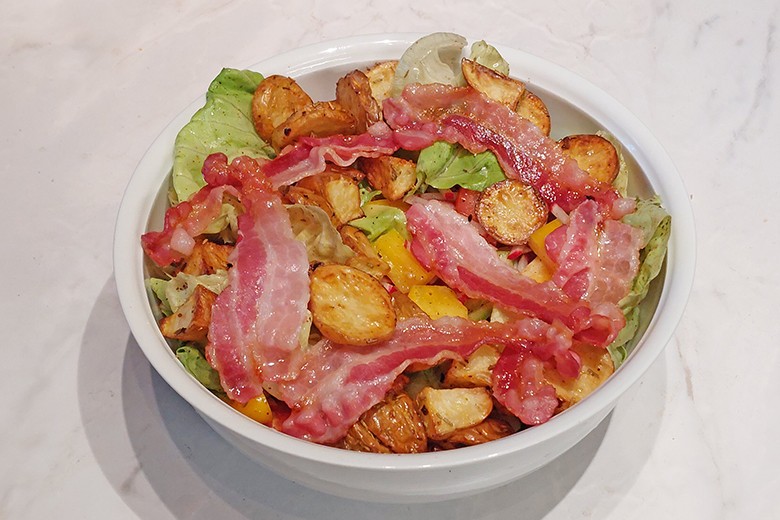 Bunter Häuptelsalat mit Bratkartoffeln und Speck