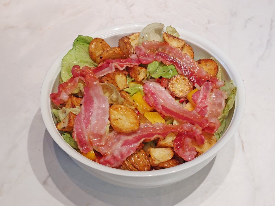 Bunter Häuptelsalat mit Bratkartoffeln und Speck