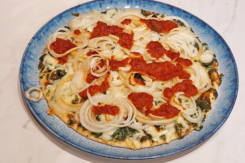 Spinat-Zwiebelpizza