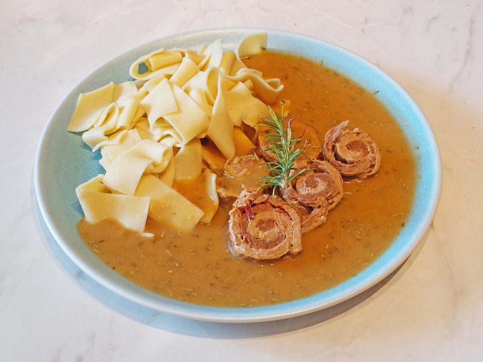 Fleischröllchen in Rosmarinsoße