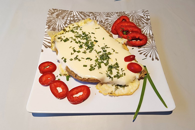 Überbackenes Schwarzbrot aus der Pfanne